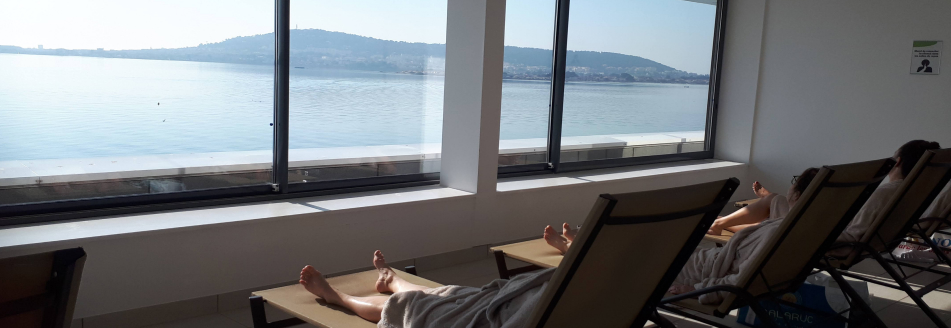 Curistes se reposant dans la salle de repos des thermes de Balaruc-les-Bains